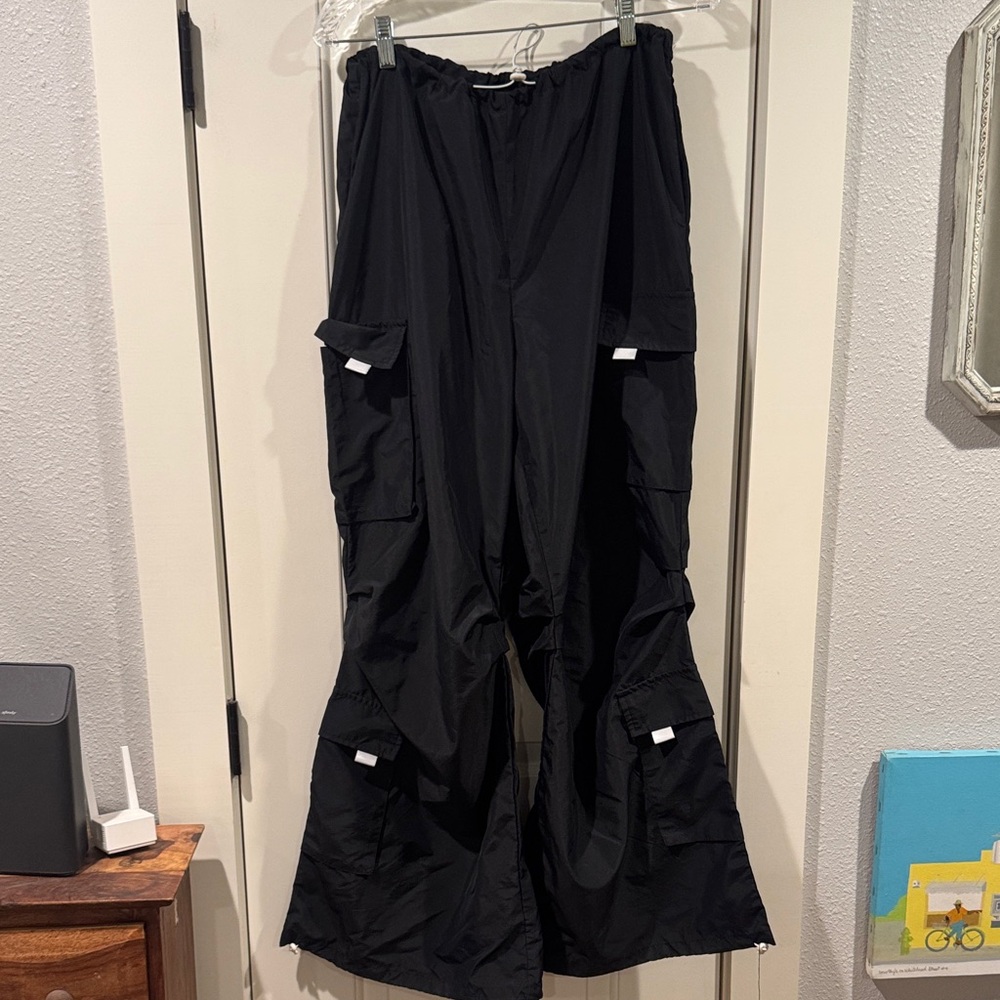 Flared pants with reflective details on pockets